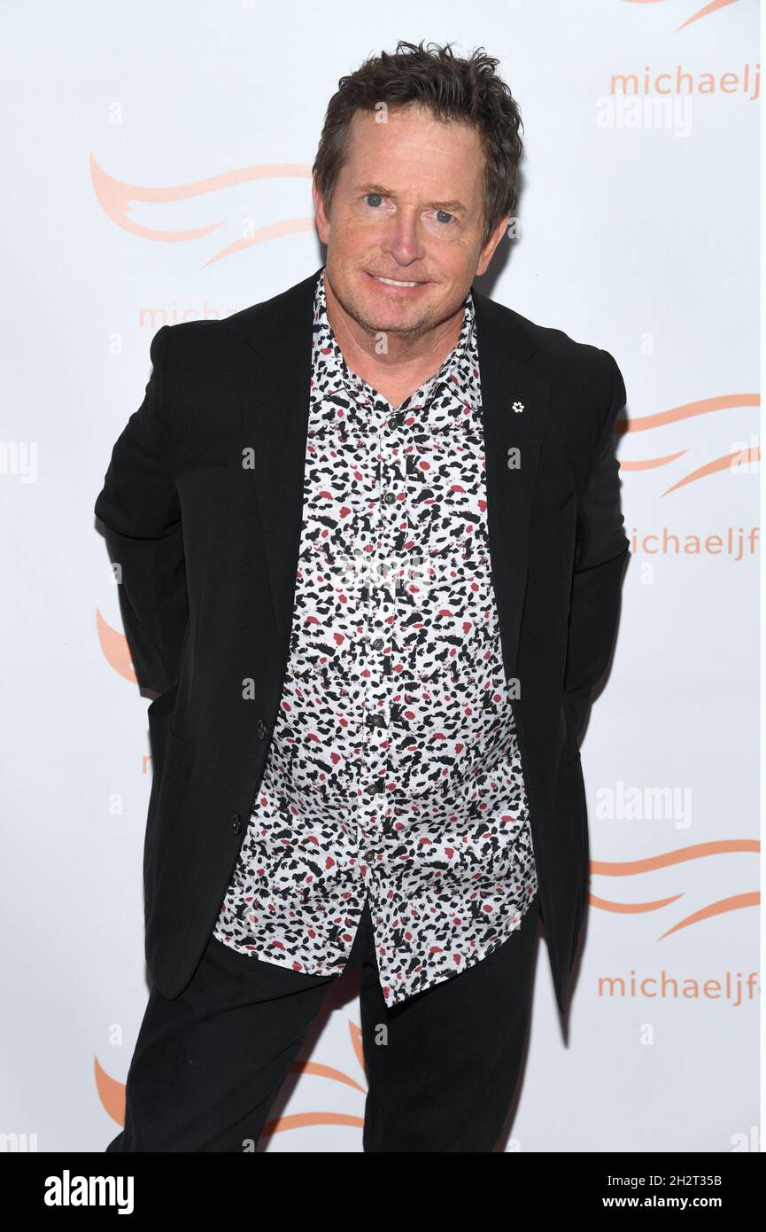 New York, États-Unis.23 octobre 2021.Michael J. Fox marche le tapis rouge au Gala « 2021 Une chose drôle s'est produite sur le chemin de Cure Parkinson » à New York, NY, le 23 octobre 2021.(Photo par Anthony Behar/Sipa USA) crédit: SIPA USA/Alay Live News Banque D'Images