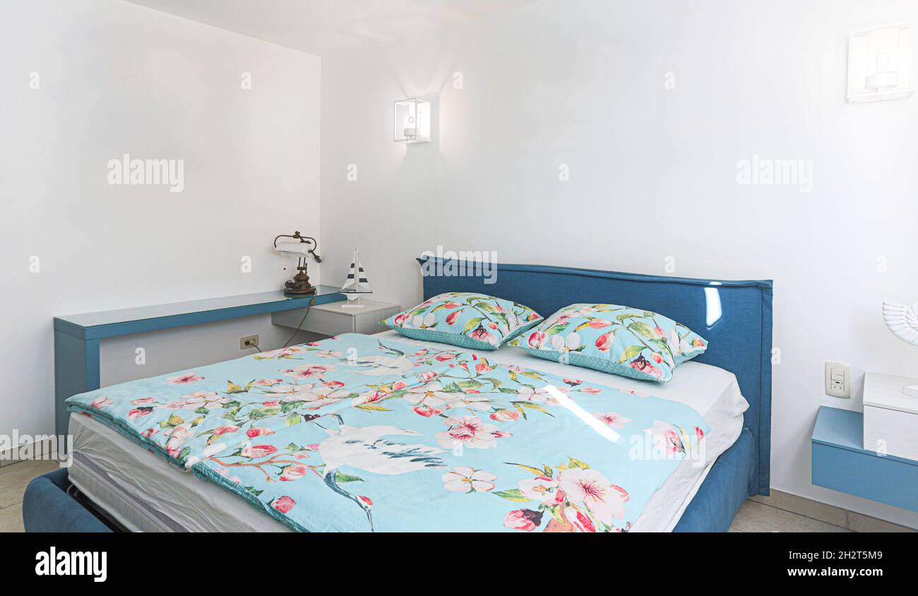 Chambre dans appartement de vacances dans des tons bleus Banque D'Images