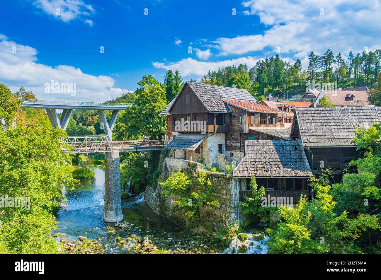 Village de Rastoke en Croatie, vieux moulins à eau sur les cascades de la rivière Korana Banque D'Images