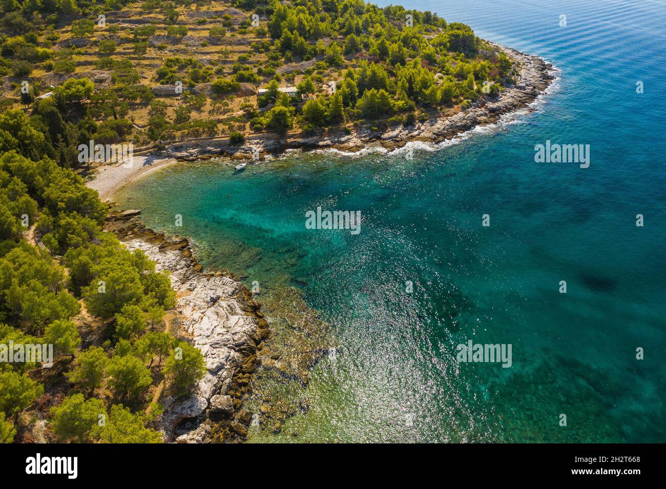 Baie secrète et plage sur l'île de Murter, vue aérienne, Dalmatie, Croatie Banque D'Images