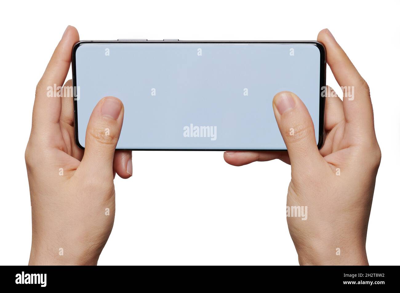 Écran vide de smartphone dans les mains vue horizontale isolée sur fond blanc de studio Banque D'Images