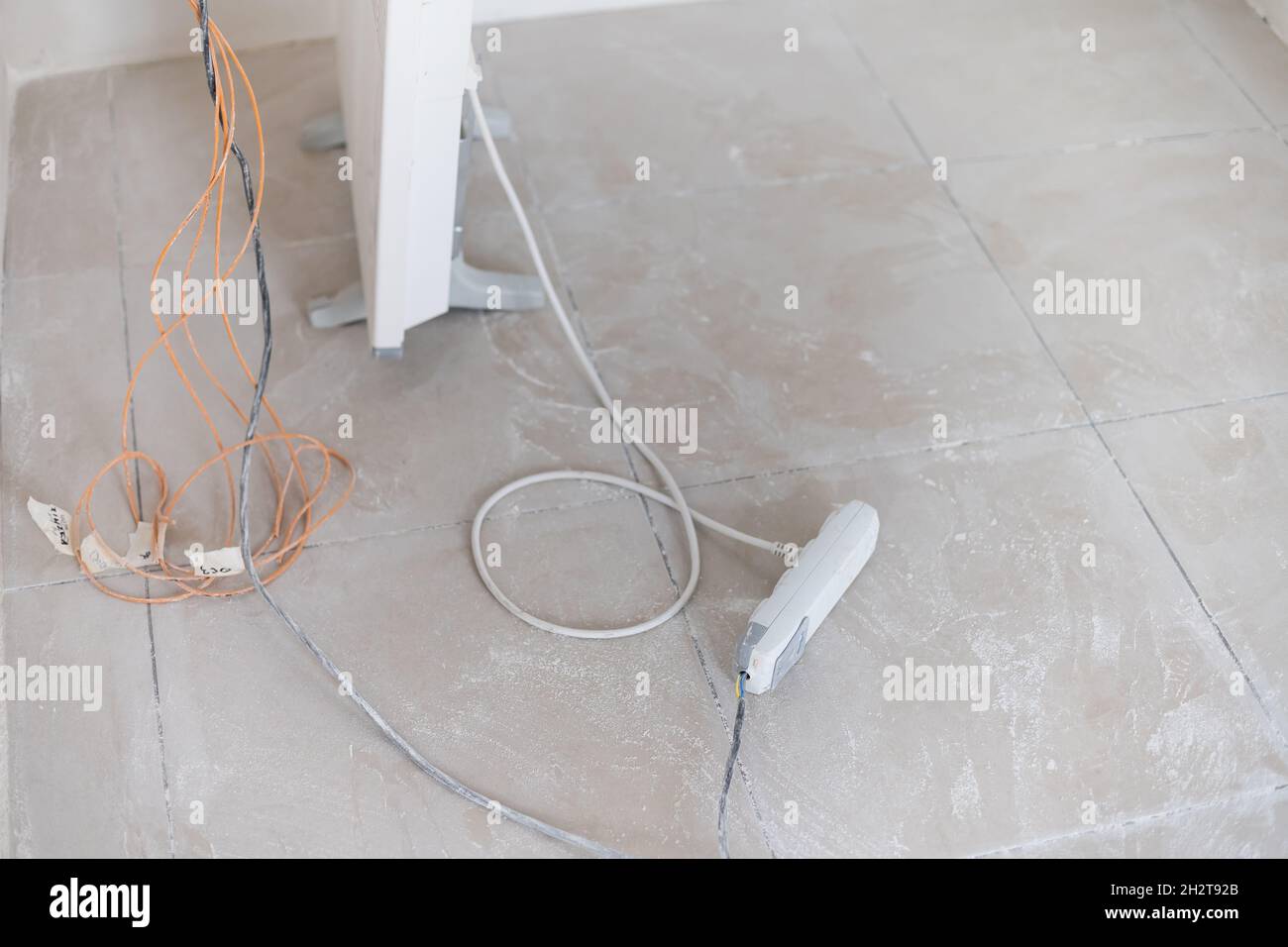 Les travailleurs installent des plaques de plâtre pour les murs de gypse dans l'appartement est en construction, remodelage, rénovation, extension, restauration et Banque D'Images