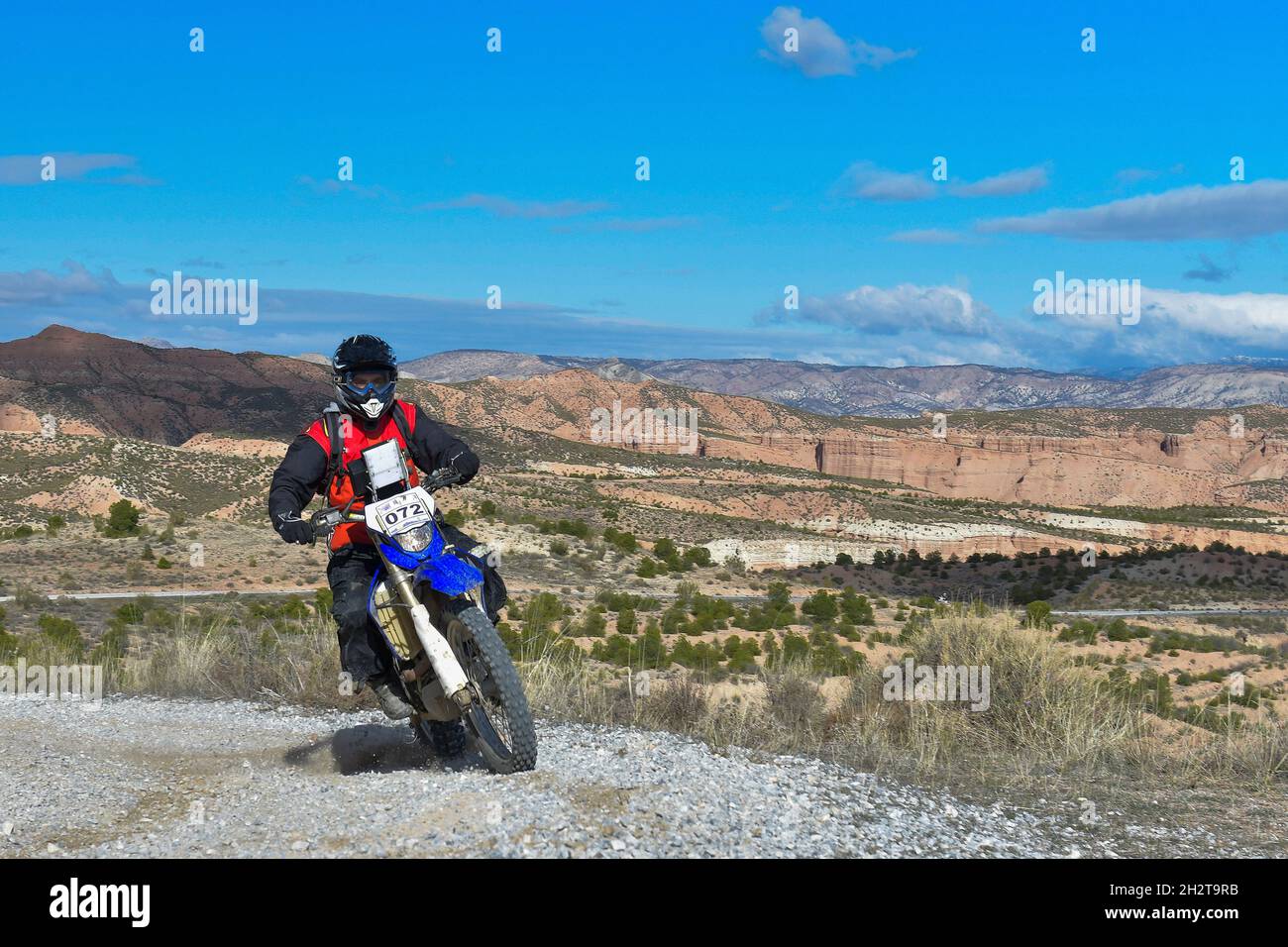 Moto tout-terrain traversant le désert. Banque D'Images