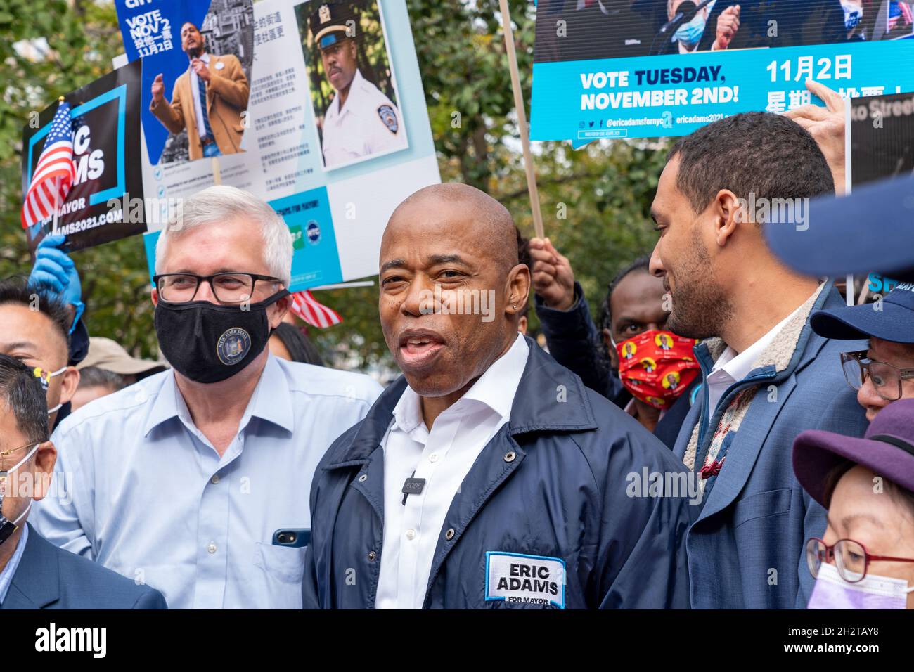 New York, États-Unis.23 octobre 2021.Le candidat démocrate de New York City et le président du quartier de Brooklyn, Eric Adams, s'exprime lors du rassemblement Get Out the vote le premier jour du vote par anticipation à Chinatown.Crédit : SOPA Images Limited/Alamy Live News Banque D'Images