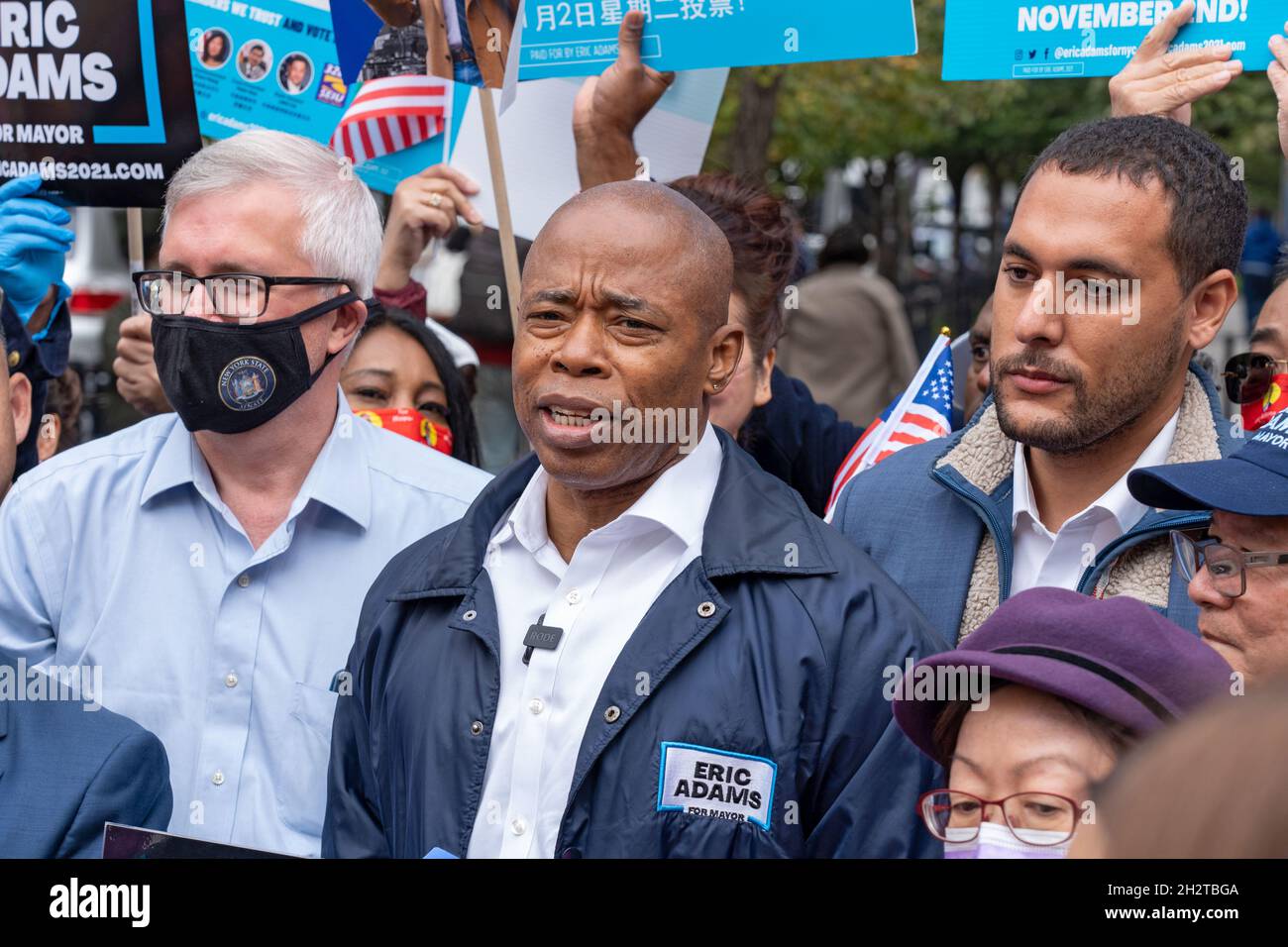 New York, États-Unis.23 octobre 2021.Le candidat démocrate de New York City et le président du quartier de Brooklyn, Eric Adams, s'exprime lors du rassemblement Get Out the vote le premier jour du vote par anticipation à Chinatown.(Photo par Ron Adar/SOPA Images/Sipa USA) crédit: SIPA USA/Alay Live News Banque D'Images