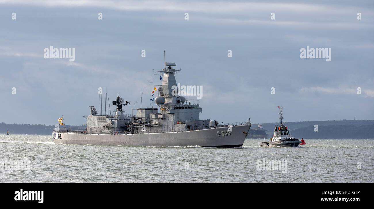 F930 Leopold I a Karel portier frégate des forces armées belges approchant le port de Portsmouth, Portsmouth, Hampshire, Angleterre, Royaume-Uni Banque D'Images