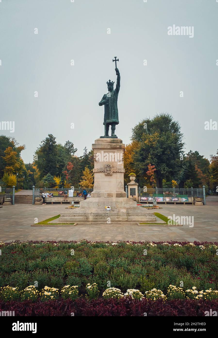 Stephen III le Grand monument (statue de Stefan cel Mare) devant le parc dans un jour pluvieux d'automne, ville de Chisinau, Moldavie Banque D'Images