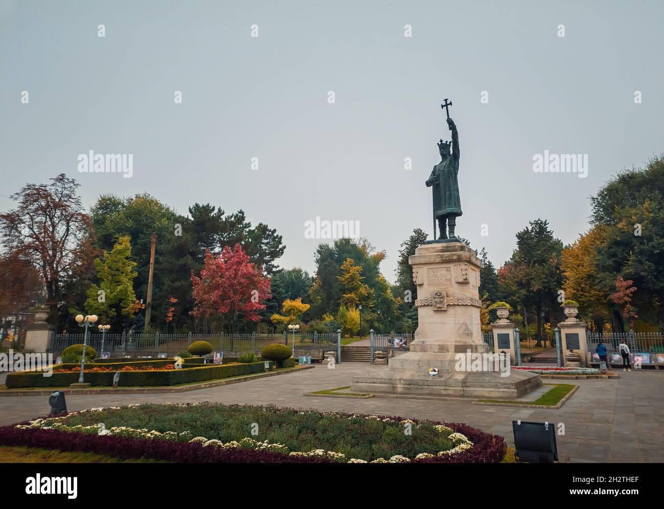 Stephen III le Grand monument (statue de Stefan cel Mare) devant le parc dans un jour pluvieux d'automne, ville de Chisinau, Moldavie Banque D'Images