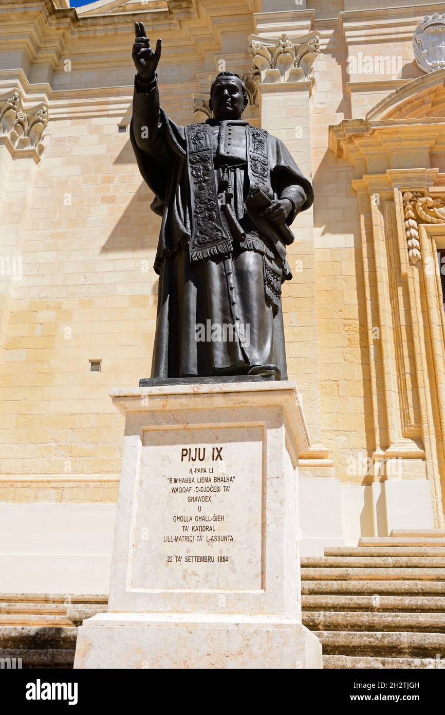 Statue de Papa Piju IX en face de la cathédrale dans la citadelle de la place de la Cathédrale, Victoria (Rabat), Gozo, Malte, l'Europe. Banque D'Images Statue de Papa Piju IX en face de la cathédrale dans la citadelle de la place de la Cathédrale, Victoria (Rabat), Gozo, Malte, l'Europe. Banque D'Images