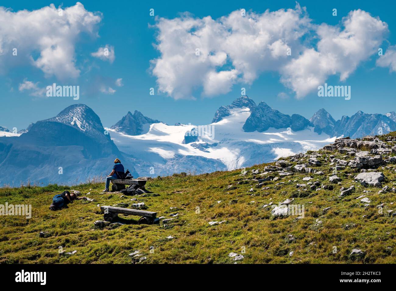 Randonneurs au plateau de la montagne du perdant dans l'Ausseerland appréciant la vue sur le massif de Dachstein, Salzkammergut, Autriche Banque D'Images