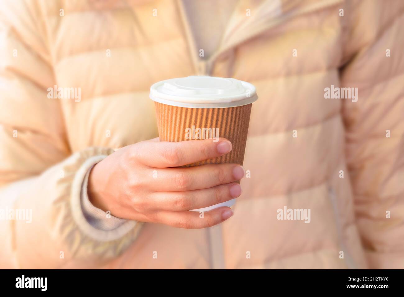 Gros plan d'une femme tenant une tasse de café écologique à emporter, café de rue, zéro déchet Banque D'Images
