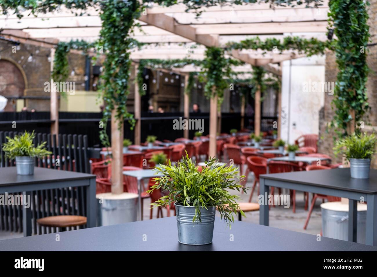 Une aire de restauration extérieure vide dans Un restaurant de Londres sans personne ni client pendant la pandémie du coronavirus Covid-19 à Londres, Angleterre, Royaume-Uni Banque D'Images