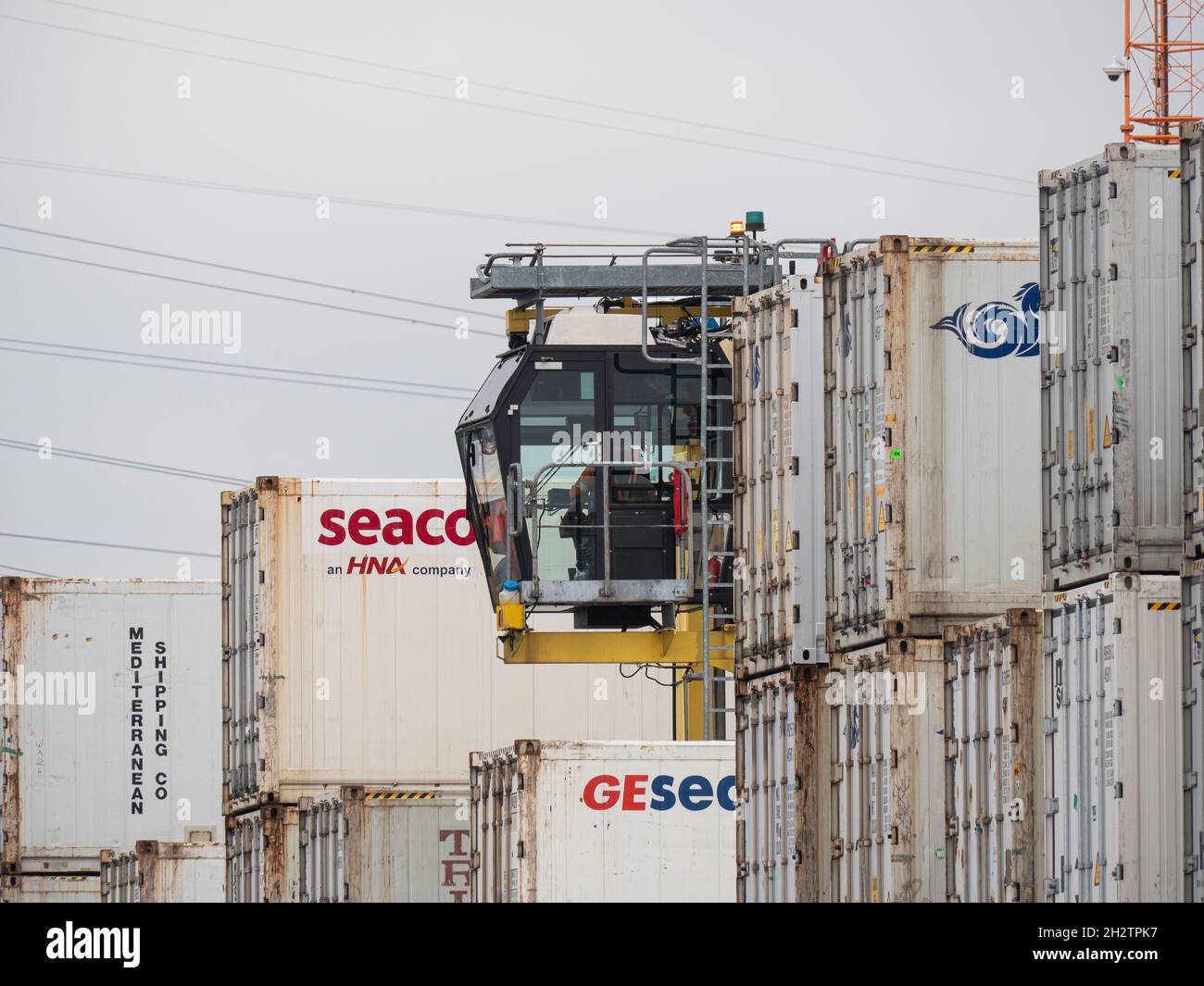 Doel, Belgique, 8 mai 2021, cabine de grue dans un terminal de conteneurs près du port d'Anvers Banque D'Images