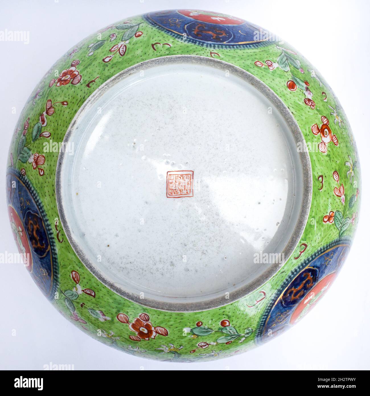 Grand bol à punch en porcelaine à motif obberé décoré de Dragons et de papillons.Diamètre 31 cm Banque D'Images