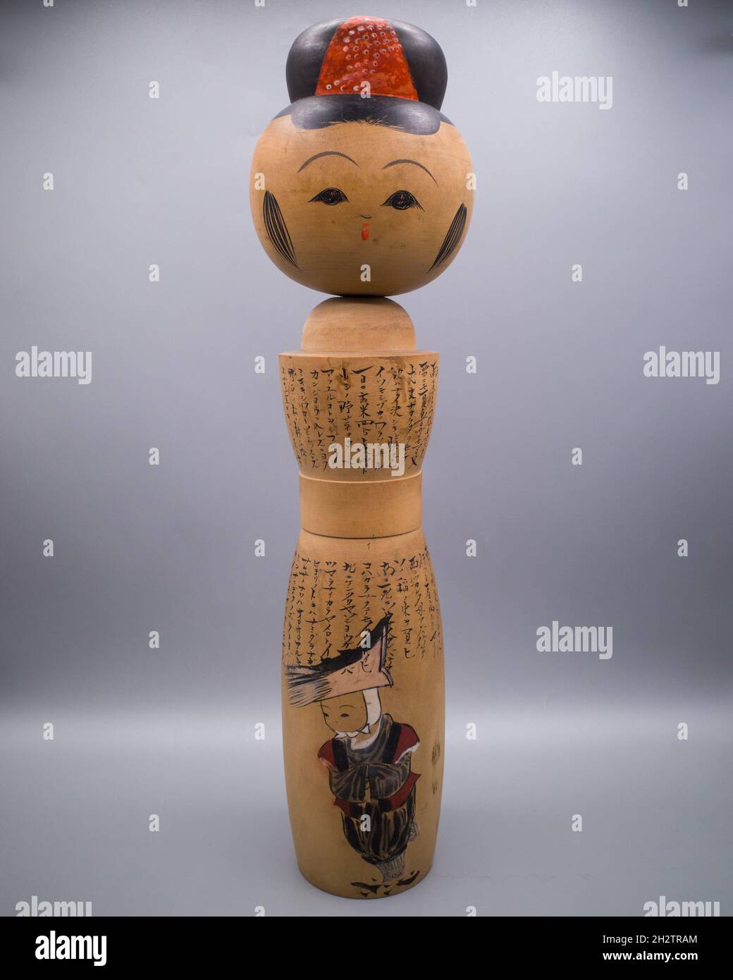 Grande poupée Kokeshi japonaise d'époque avec inscription à la calligraphie Banque D'Images