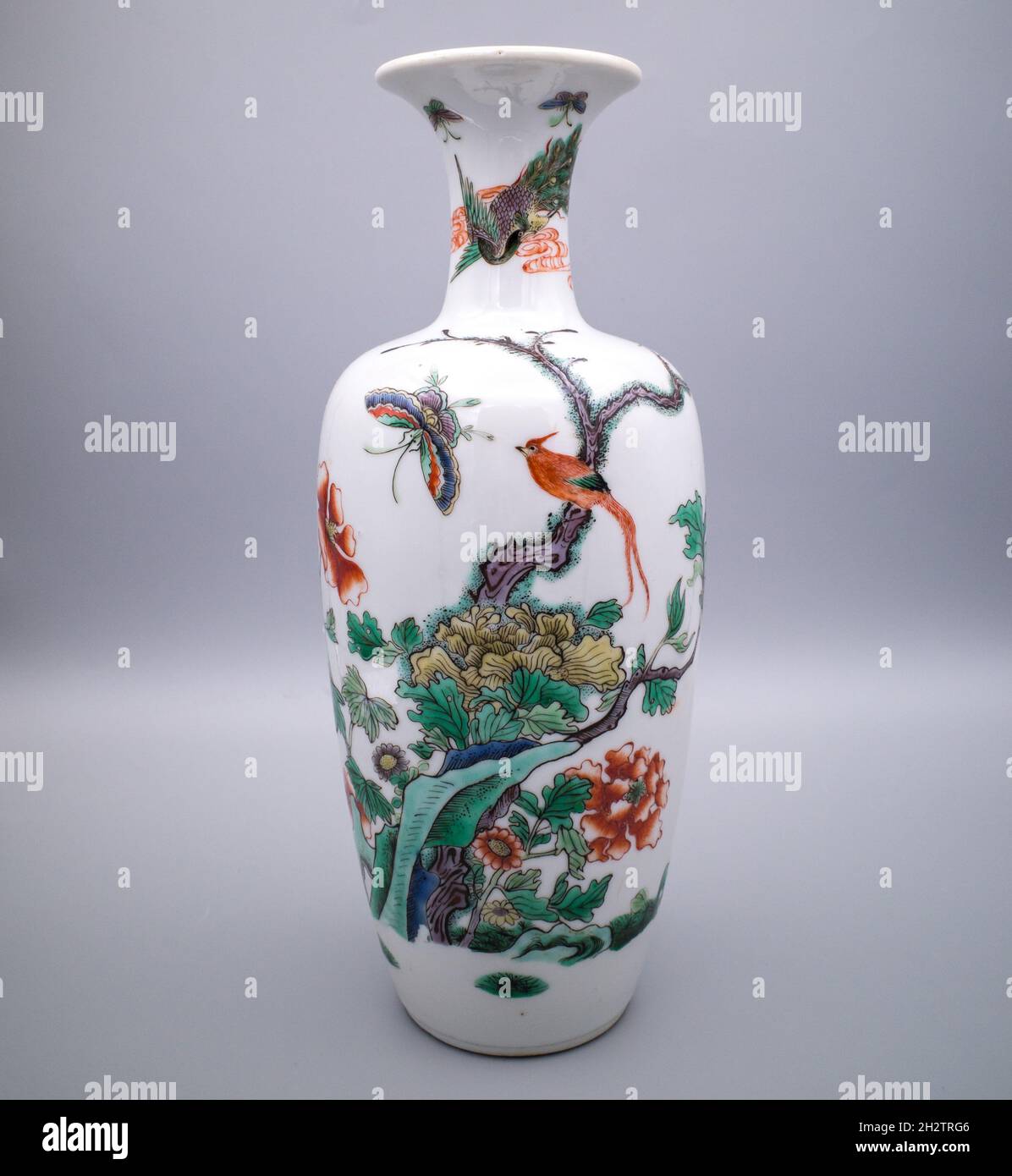 Vase en porcelaine de la République chinoise période famille verte avec décoration de style Kangxi Banque D'Images
