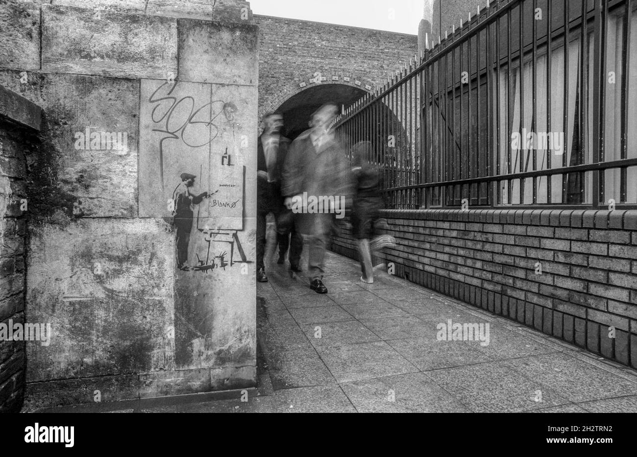 2002 Archive photographie du sentier sous le pont de chemin de fer de Blackfriars sur la rive sud de la Tamise.Avec graffiti Banksy. Banque D'Images