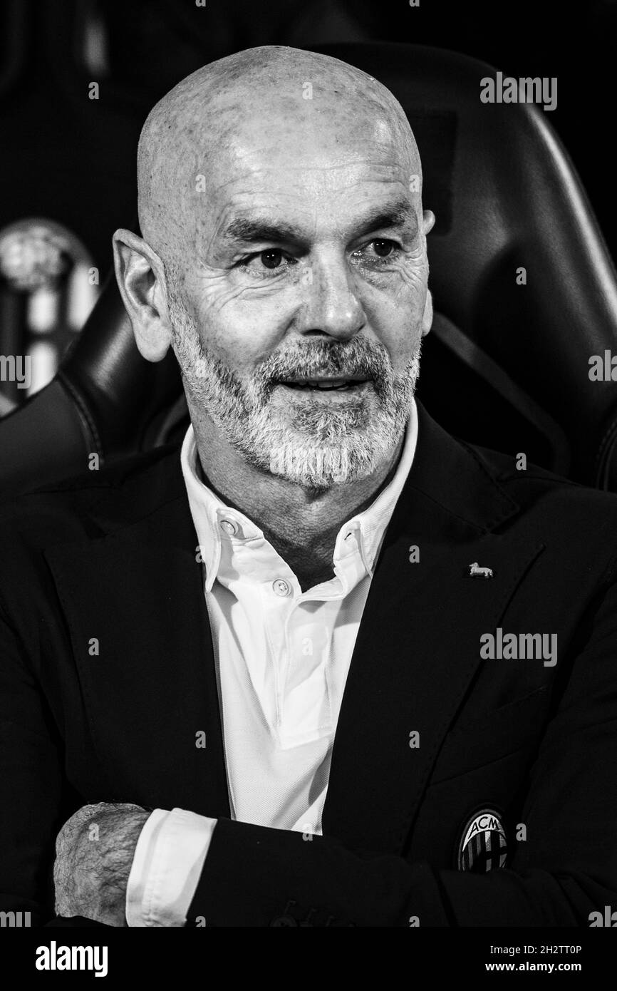 Stefano Pioli entraîneur (Milan)Lors du match italien « erie A » entre Bologne 2-4 Milan au stade Renato Dall Ara le 23 octobre 2021 à Bologne, Italie.(Photo de Maurizio Borsari/AFLO) Banque D'Images