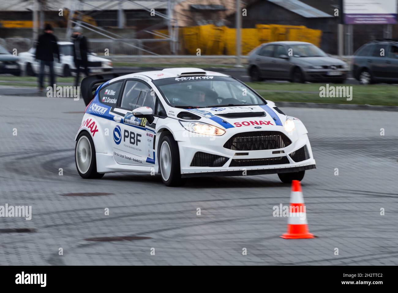 Lublin, Pologne - 11 janvier 2015 : courses de voitures amateurs à l'arène de Lublin Banque D'Images