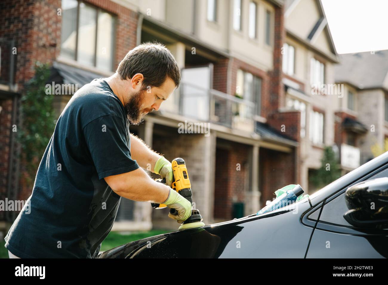 Auto service personnel canadien homme nettoyant voiture et polissage Banque D'Images