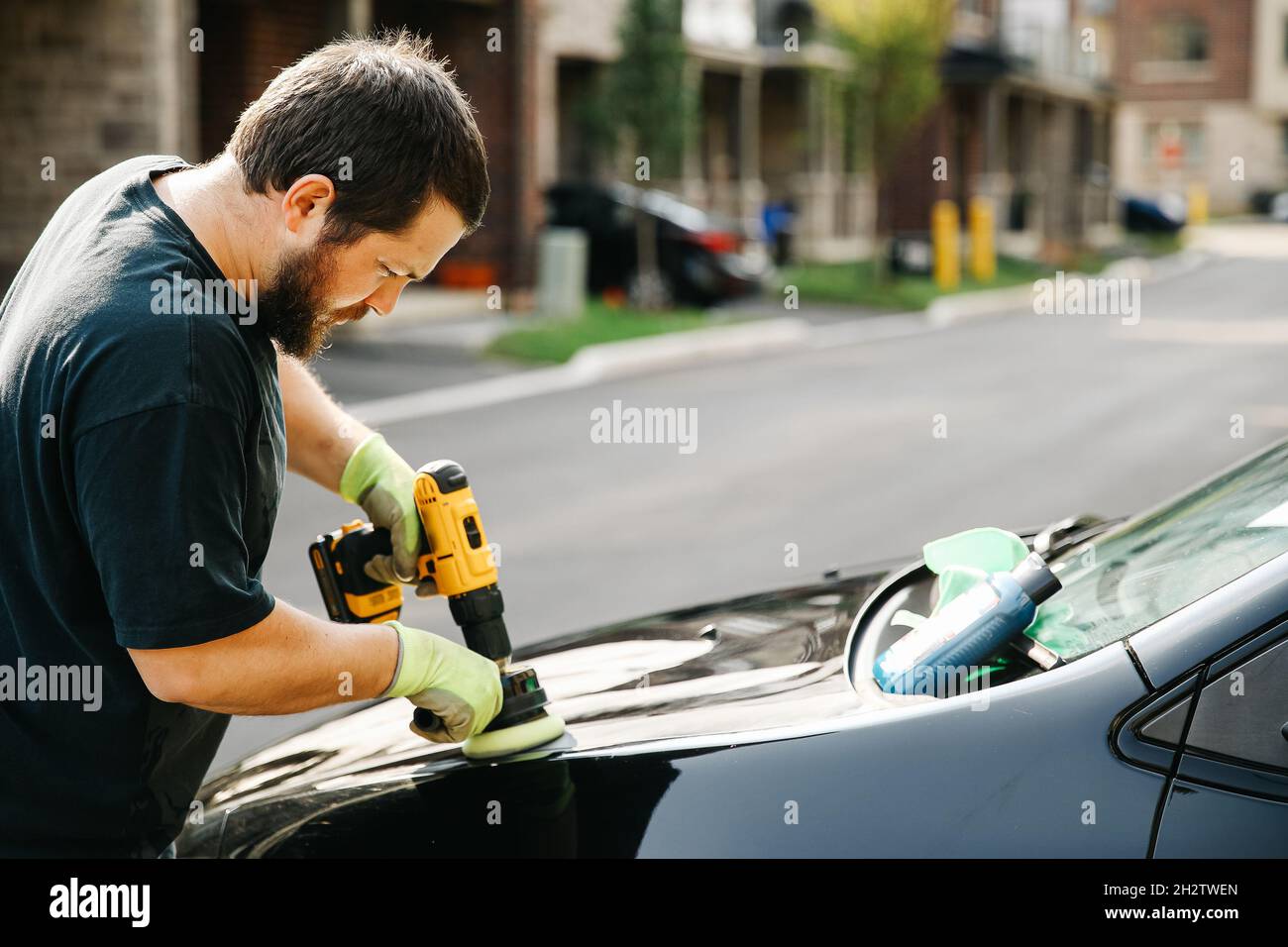 Auto service personnel australien homme nettoyant voiture et polissage Banque D'Images