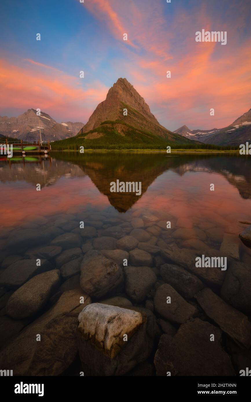 Belle lumière du matin avec le Mont Grinnell au lac SwiftCurrent, parc national Glacier, Montana Banque D'Images