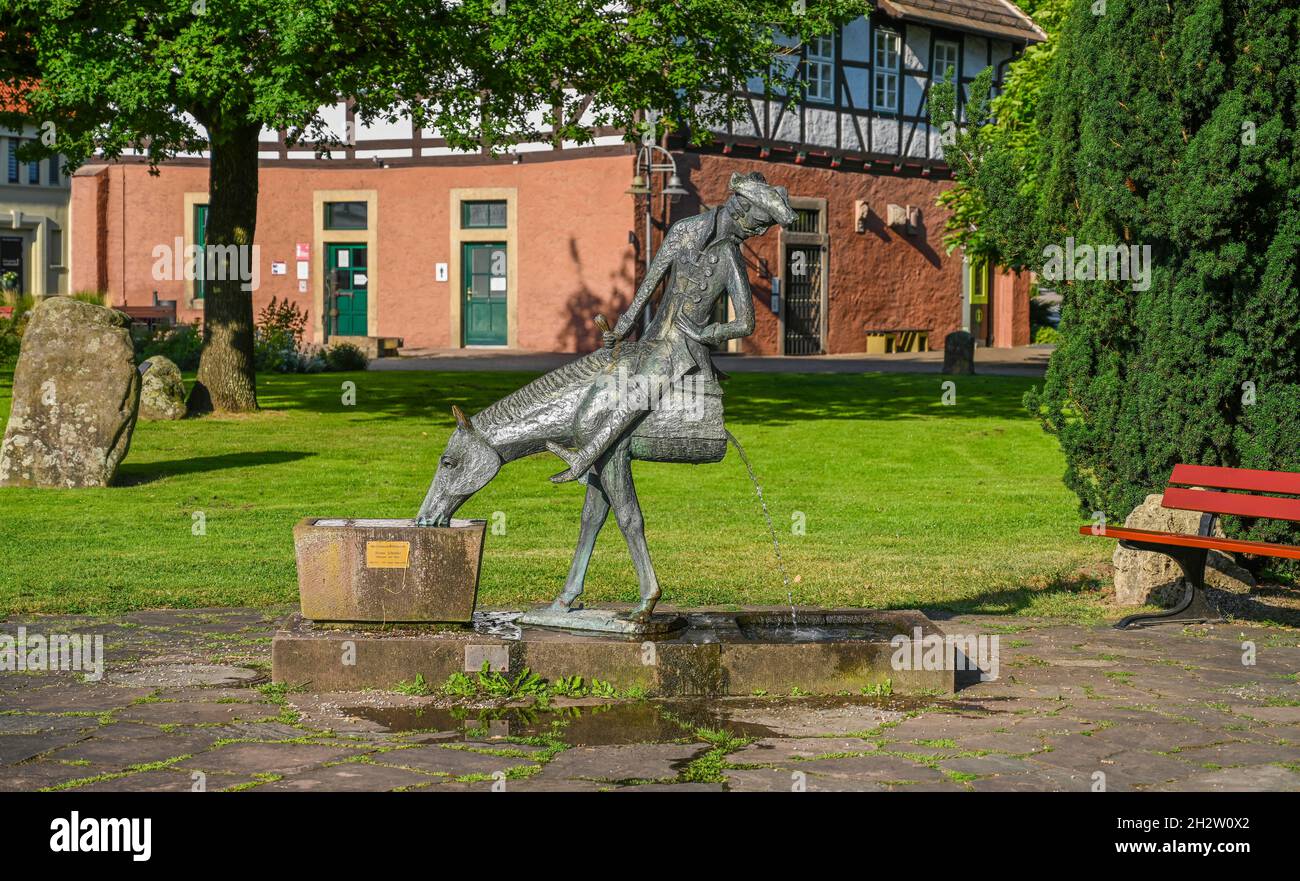 Münchhausenbrunnen, 'Das halbe Pferd', Baron von Münchhausen, Münchhausenstadt Bodenwerder, Niedersachsen,Allemagne Banque D'Images