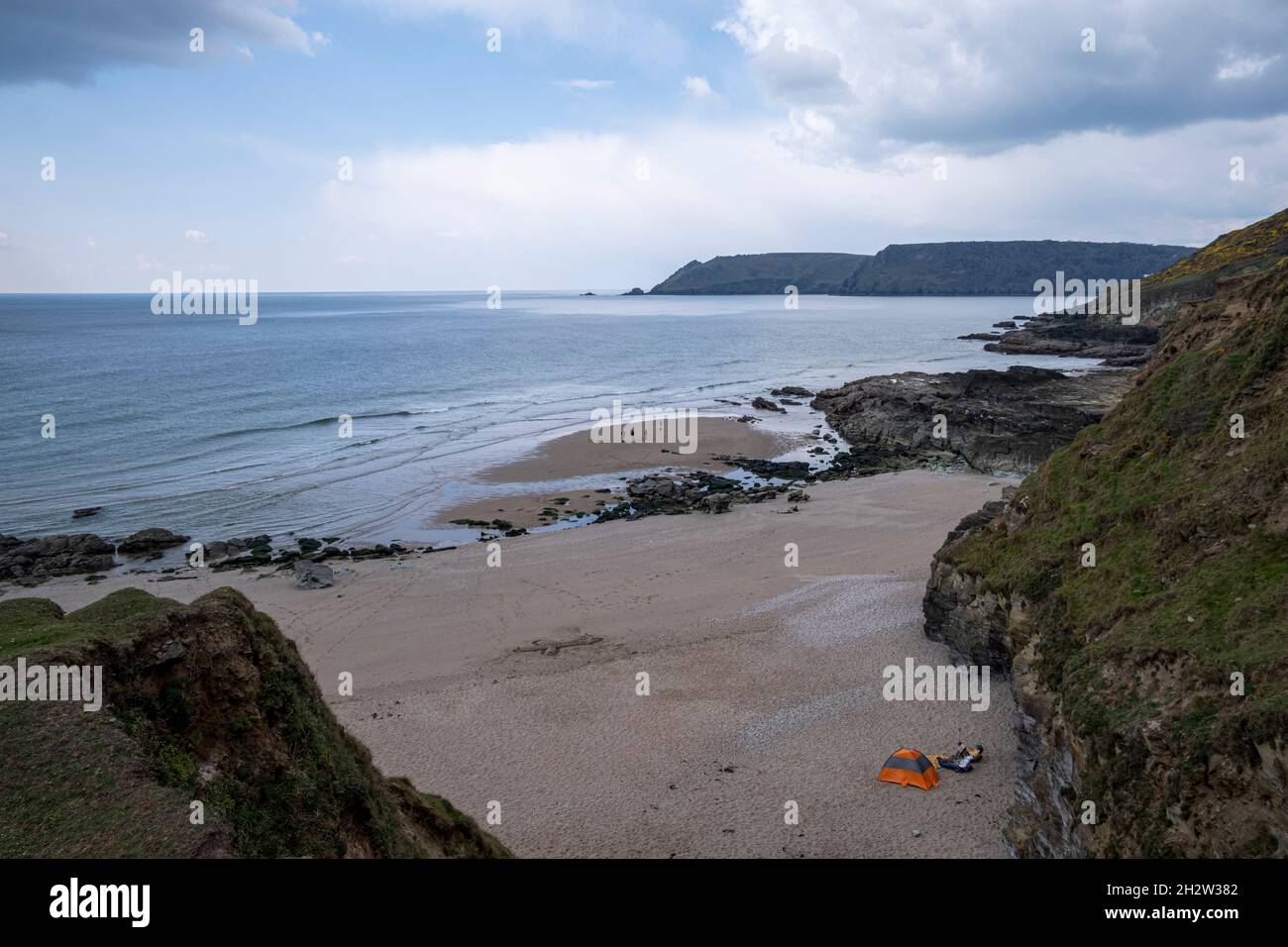 Gara Rock, plage dans le sud du Devon, près de l'est de Prawle. Tente solitaire sur la plage Banque D'Images