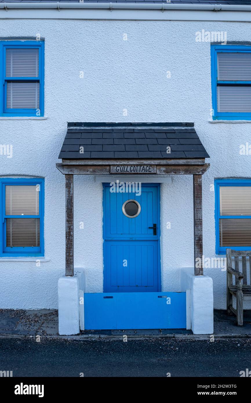 ''Gull Cottage', Beesands, Devon.Chalet de pêcheur bleu et blanc sur la plage de Beesands Banque D'Images
