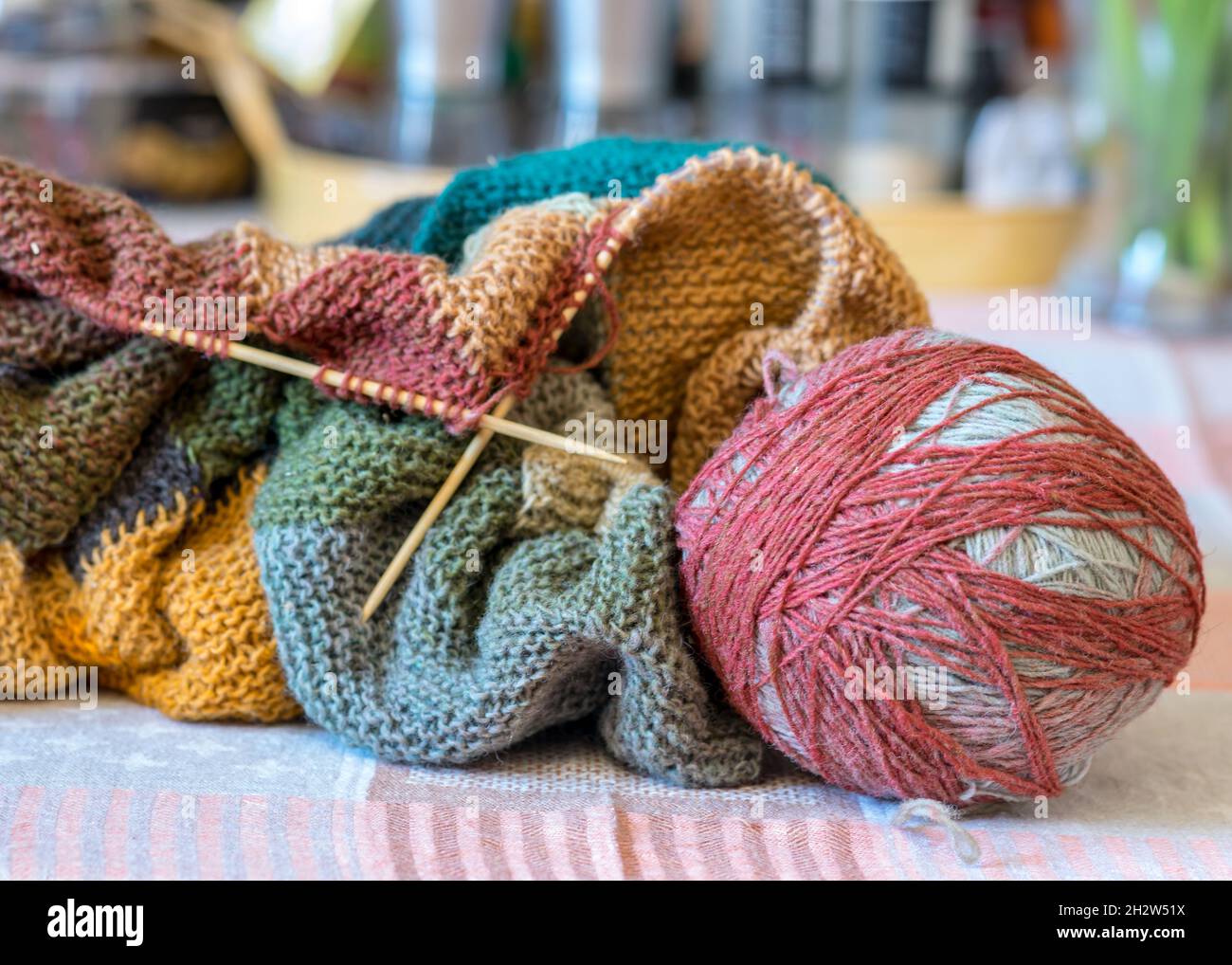 magnifique écharpe tricotée en laine avec une boule de fils de laine et des  aiguilles en bois tricotés, fond et texture tricotés, fait main, tricot  motif backgrou Photo Stock - Alamy