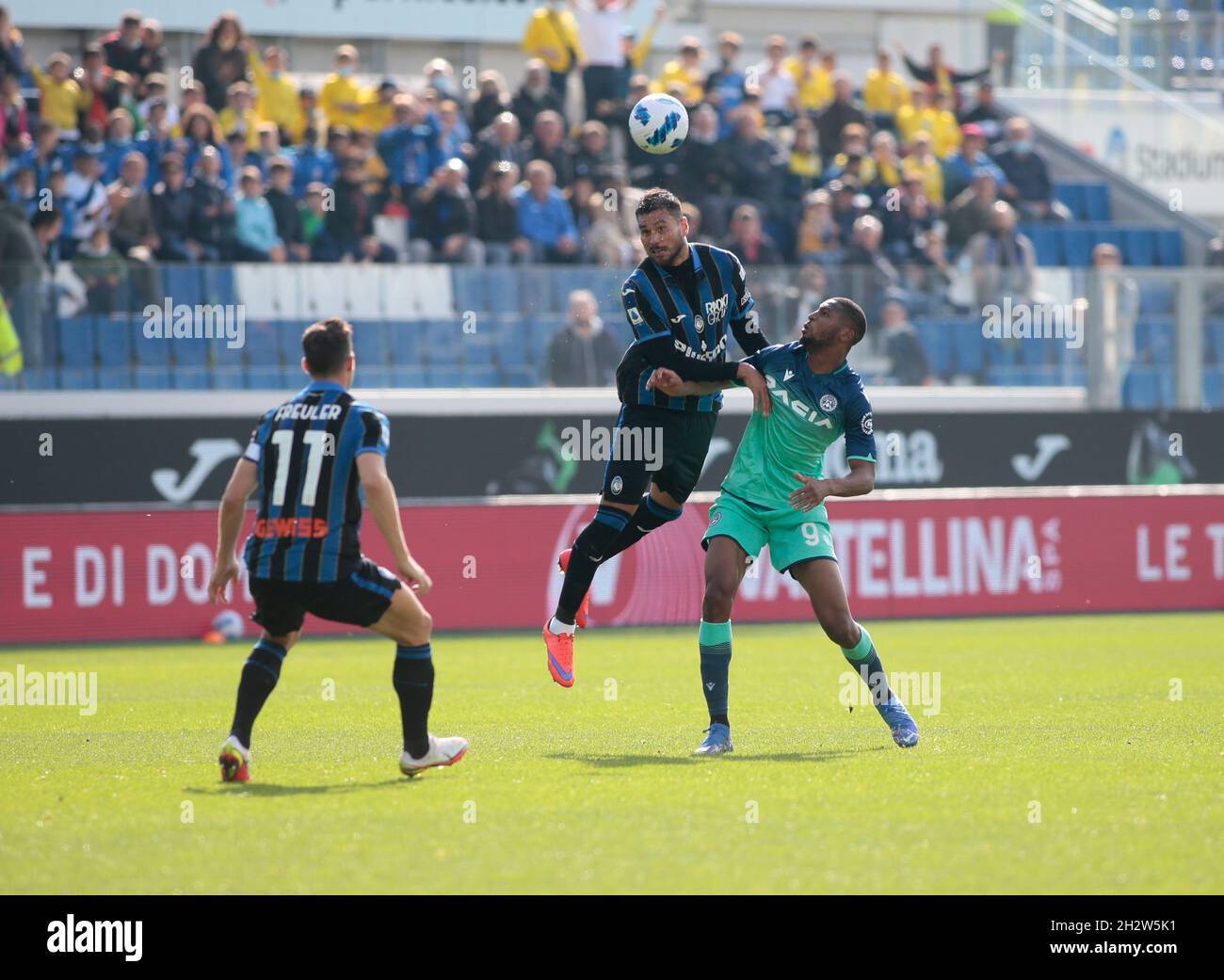Beto d'Udinese Calcio et Giuseppe Pezzella d'Atalanta Calcio pendant le championnat italien Serie Un match de football entre Atalanta BC et Udinese Calcio le 24 octobre 2021 au stade Gewiss à Bergame, Italie - photo Nderim Kaceli / DPPI Banque D'Images