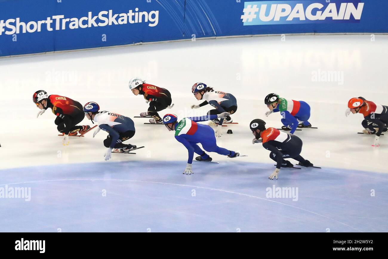 Pékin, Chine.24 octobre 2021.Les athlètes se disputent pendant le relais mixte de 2000m de la coupe du monde de l'UIP Short Track 2021/2022 à Beijing, capitale de la Chine, le 24 octobre 2021.Crédit : CAO CAN/Xinhua/Alay Live News Banque D'Images