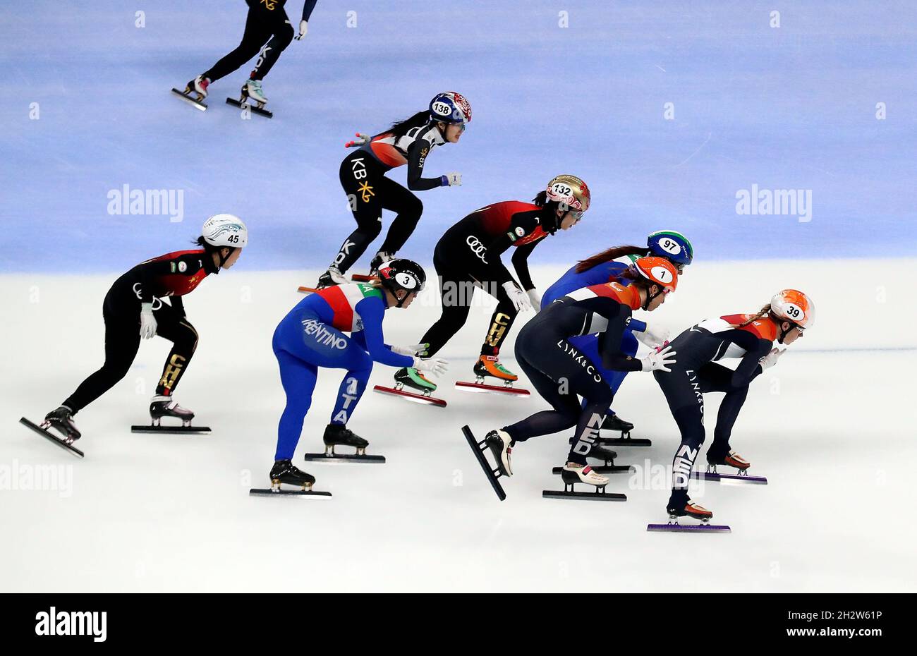 Pékin, Chine.24 octobre 2021.Les athlètes se disputent le relais féminin de 3000m à la coupe du monde de l'UIP Short Track 2021/2022 à Beijing, capitale de la Chine, le 24 octobre 2021.Crédit : CAO CAN/Xinhua/Alay Live News Banque D'Images