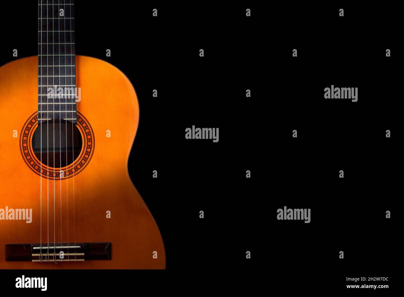 Guitare sur fond noir.Concept de guitare acoustique classique.Idéal pour  les prospectus, les cartes, les affiches ou le papier peint Photo Stock -  Alamy