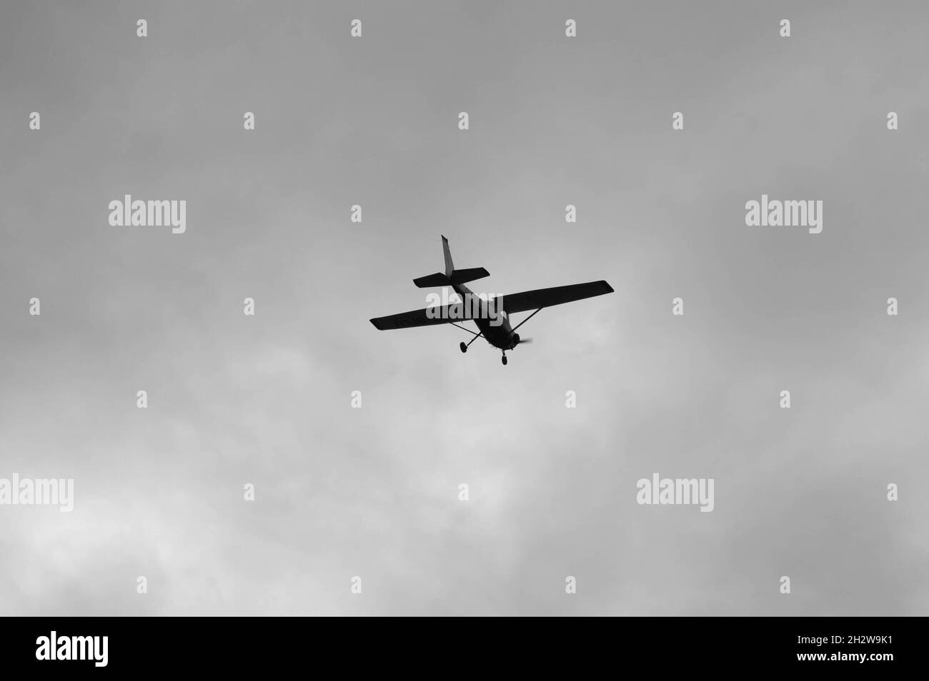 ELSTREE, LONDRES, ANGLETERRE- 17 octobre 2021 : Cessna F152 petit avion dans le ciel après avoir pris le départ de l'aérodrome d'Elstree à Londres Banque D'Images