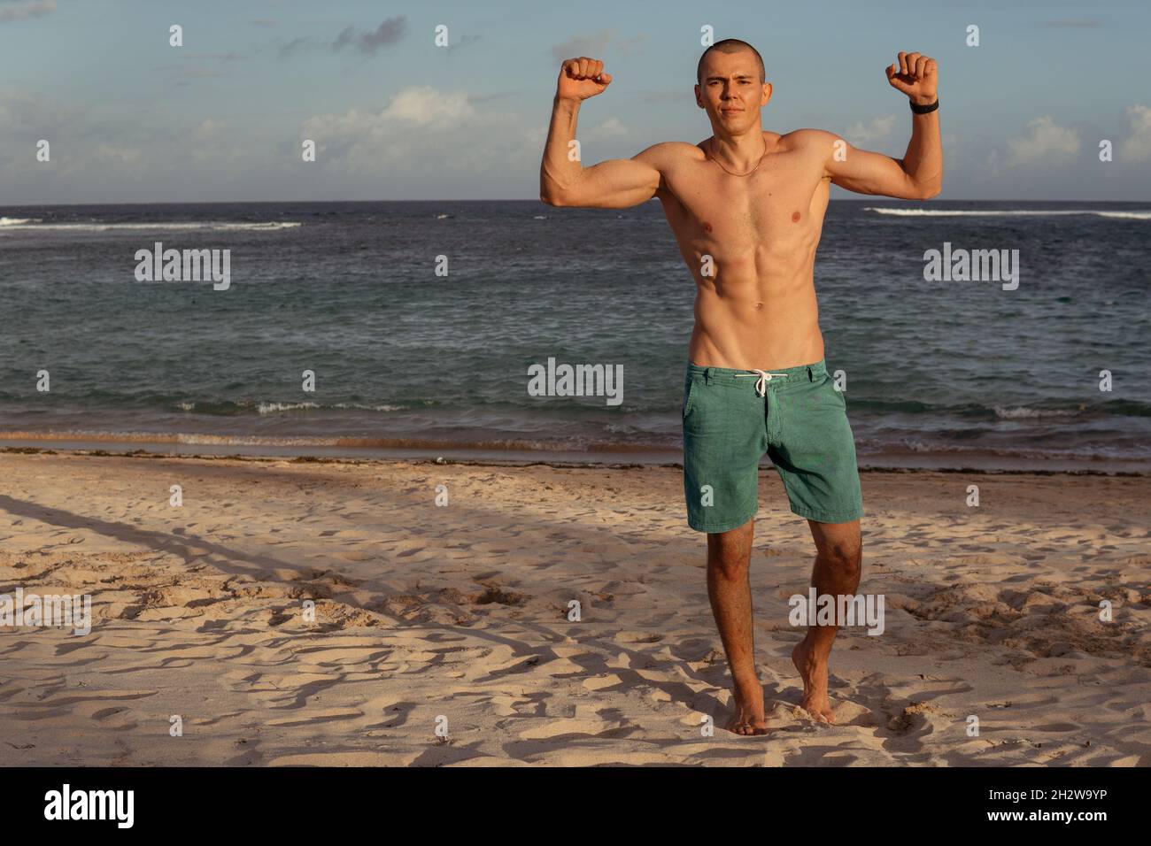 homme faisant du sport sur la plage. bali Banque D'Images