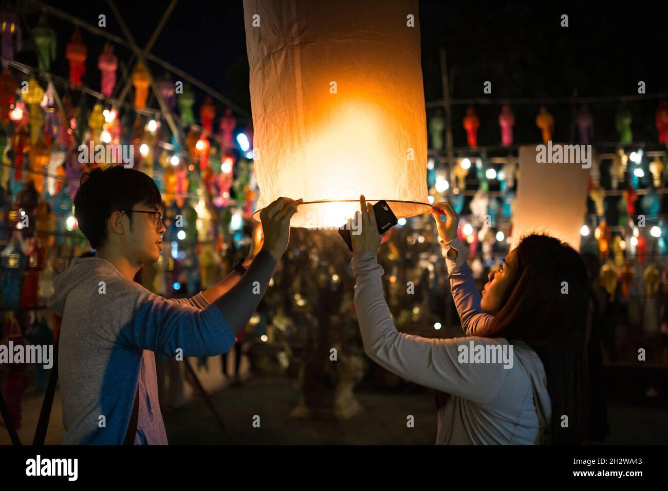 Chiang Mai, Thaïlande - 3 novembre 2017 : des personnes non identifiées ont incendié des lanternes pendant le festival Loy Krathong. Banque D'Images