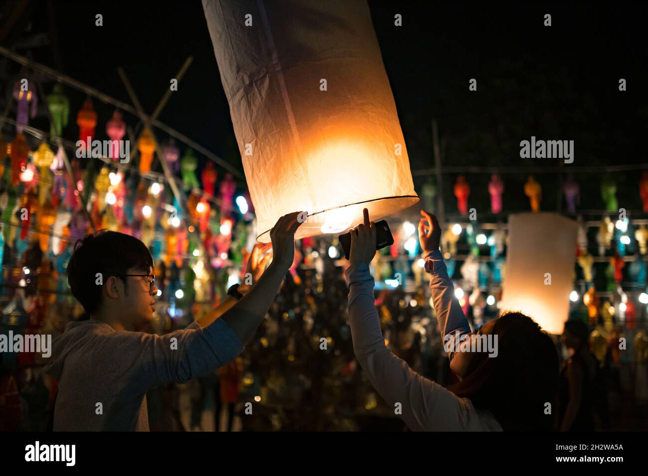 Chiang Mai, Thaïlande - 3 novembre 2017 : des personnes non identifiées ont incendié des lanternes pendant le festival Loy Krathong. Banque D'Images