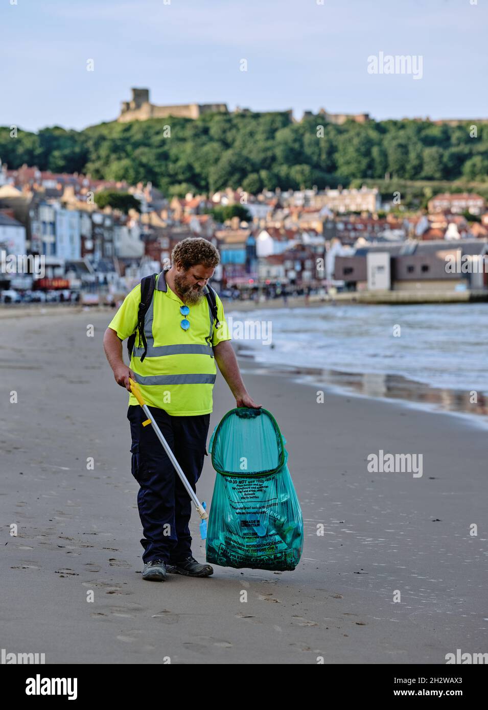 Un picker de litière en plastique propre de council Beach sur Scarborough Beach North Riding of Yorkshire, North Yorkshire England UK Banque D'Images