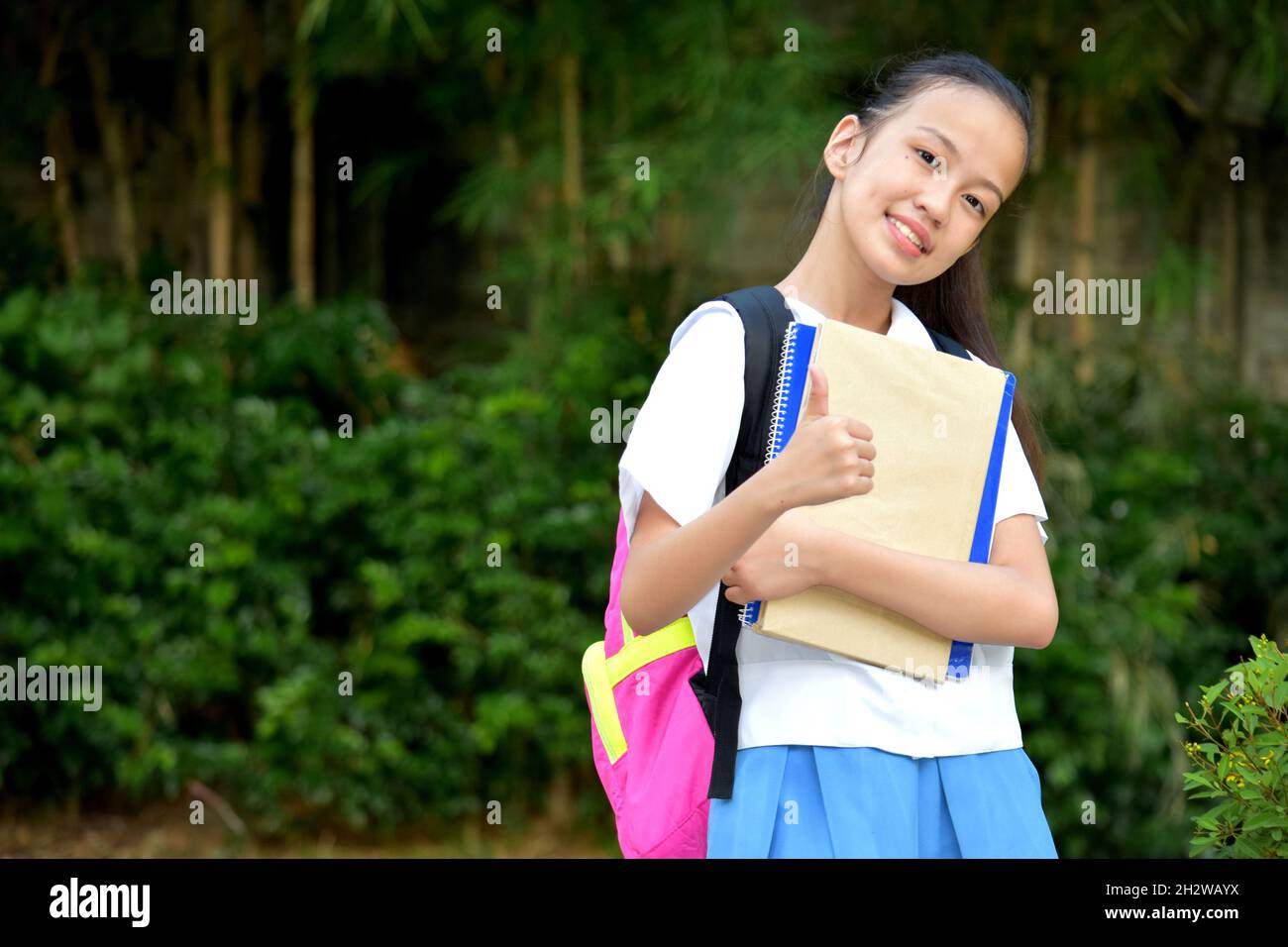 School Girl with Thumbs Up Wearing School Uniform Banque D'Images