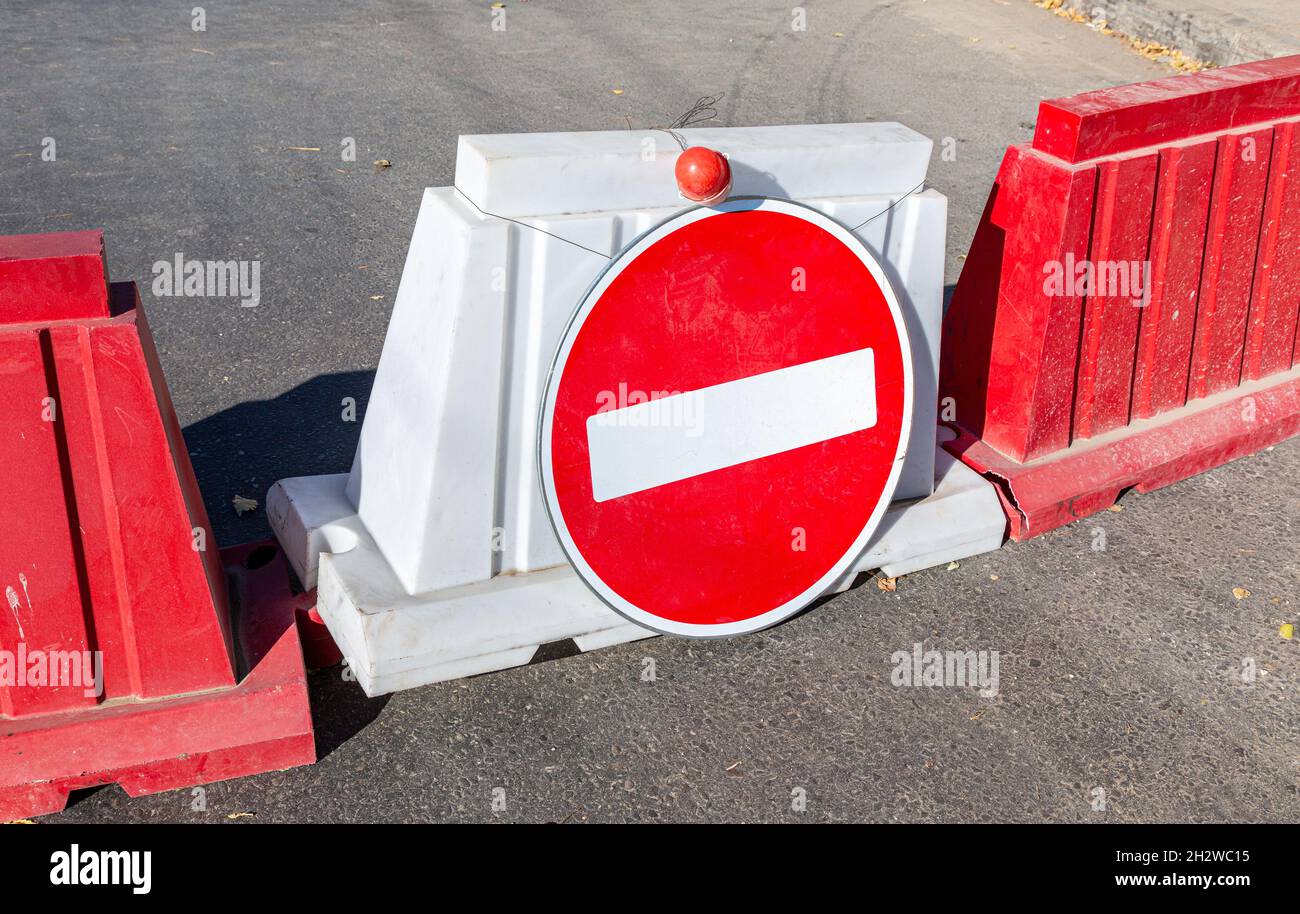 Signalisation routière à la rue de la ville, panneau stop!Route en construction.Chaussée fermée Banque D'Images
