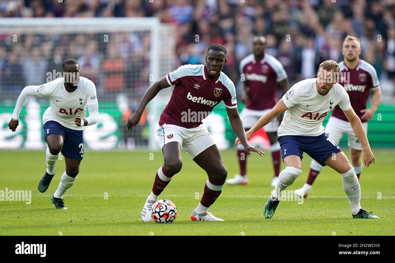 Kurt Zouma (au centre) de West Ham United et Harry Kane (à droite) de Tottenham Hotspur se disputent le ballon lors du match de la Premier League au London Stadium, Londres.Date de la photo: Dimanche 24 octobre 2021. Banque D'Images