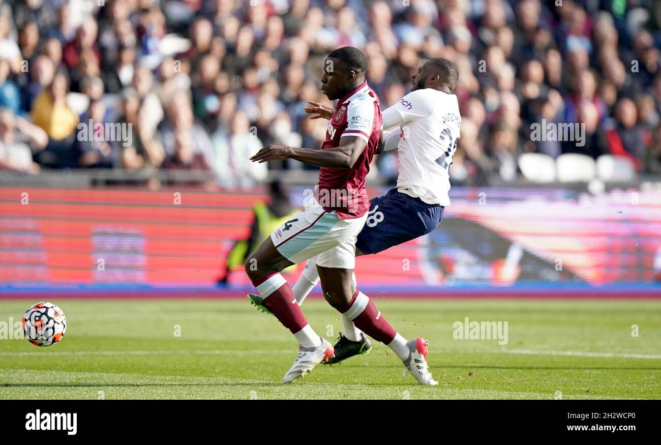 Kurt Zouma (à gauche) de West Ham United et Tanguy Ndombele de Tottenham Hotspur se disputent le ballon lors du match de la Premier League au stade de Londres.Date de la photo: Dimanche 24 octobre 2021. Banque D'Images