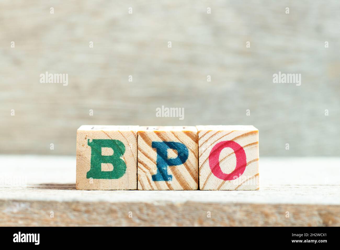 Bloc de lettres de l'alphabet dans le mot BPO (abréviation de Business Process Outsourcing) sur fond de bois Banque D'Images