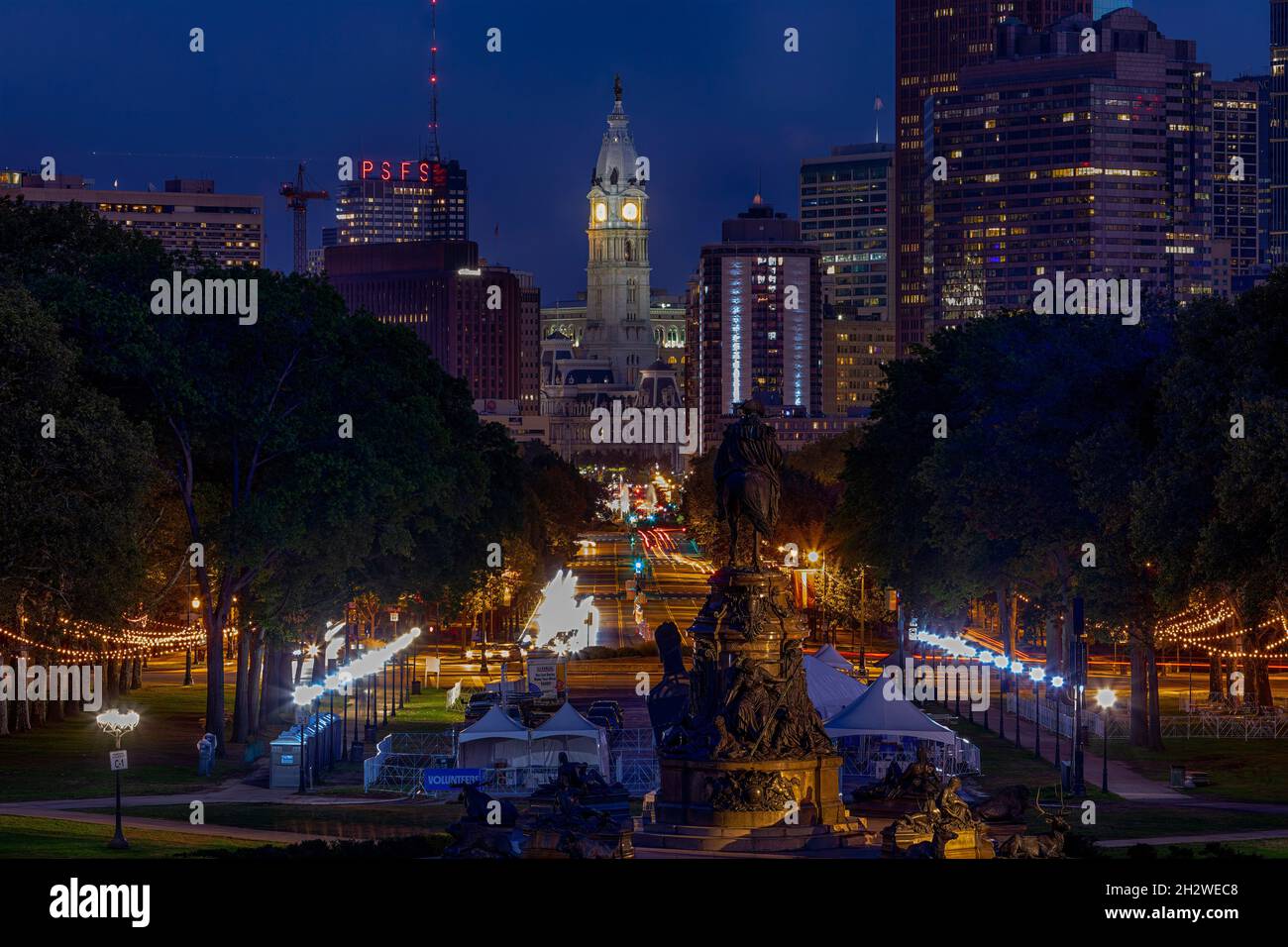 Benjamin Franklin Parkway, lumineux après la tombée de la nuit, vu depuis la plaza en face du musée d'art de Philadelphie, au sommet des « Rocky Steps ».(dans la Banque D'Images