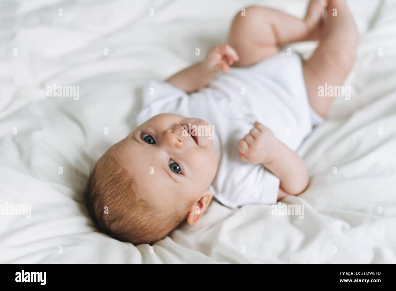 Mignon Bebe Fille 2 4 Mois Sur Le Lit Avec Linge Blanc Tons Naturels Selectif Foyer Photo Stock Alamy