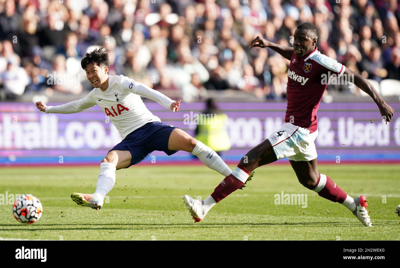 Son Heung-min de Tottenham Hotspur (à gauche) et Kurt Zouma de West Ham United se battent pour le ballon lors du match de la Premier League au London Stadium, Londres.Date de la photo: Dimanche 24 octobre 2021. Banque D'Images