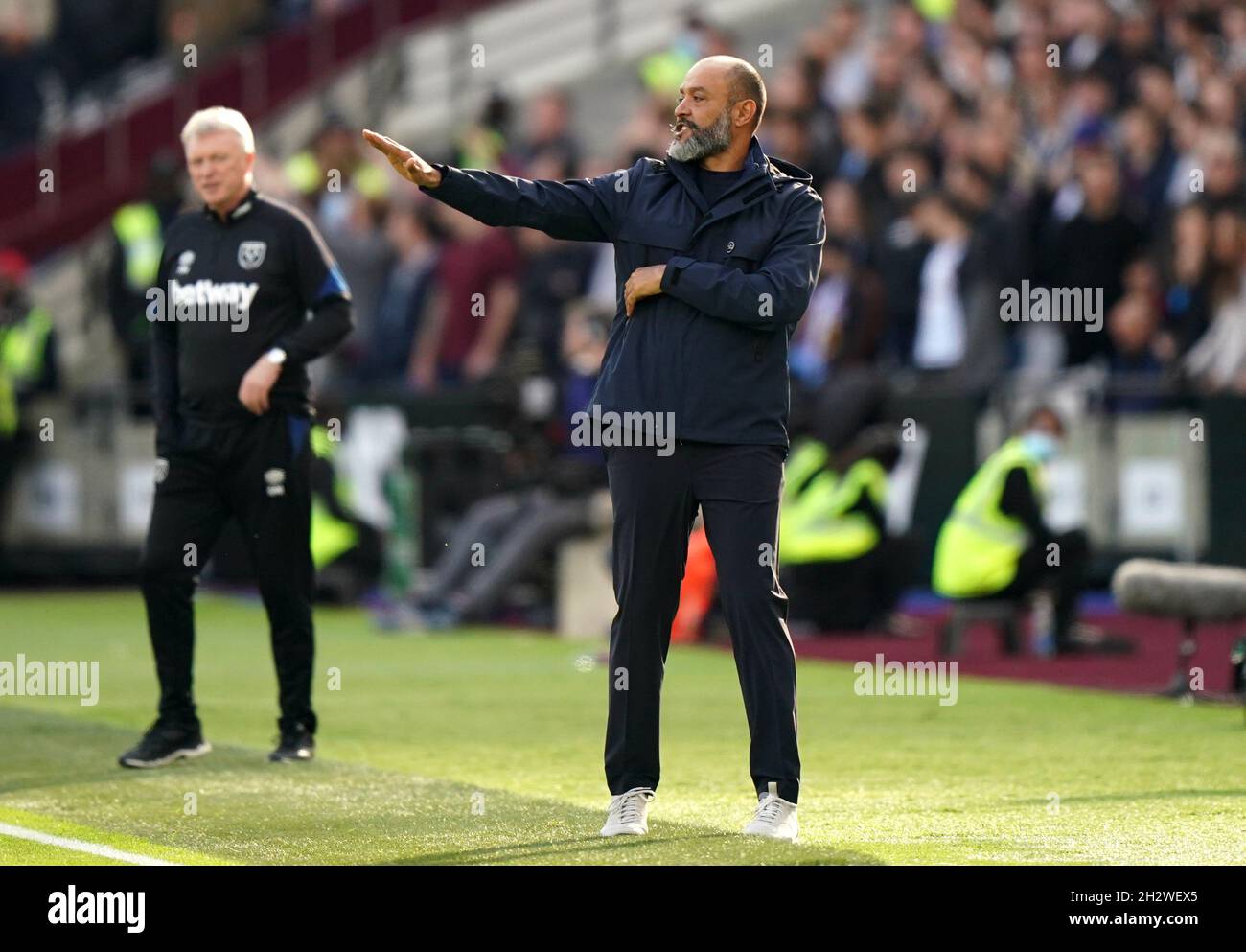 Le directeur de Tottenham Hotspur Nuno Espirito Santo gestes sur la ligne de contact lors du match de la Premier League au London Stadium, Londres.Date de la photo: Dimanche 24 octobre 2021. Banque D'Images