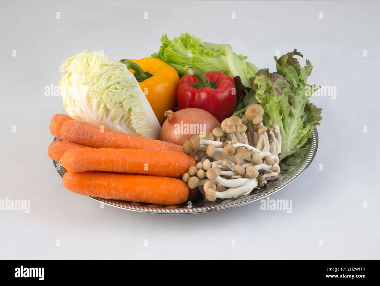 légumes dans un plateau en acier inoxydable isolé sur fond blanc Banque D'Images