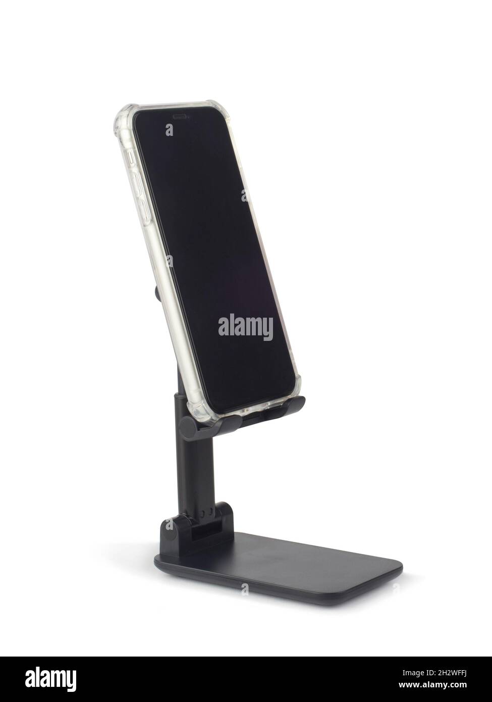 Smartphone avec écran vierge sur support en plastique noir isolé sur fond blanc Banque D'Images